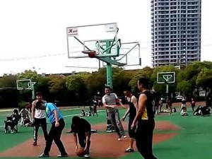 女生打篮球没人防守，是正常现象还是性别歧视？（解析女生篮球比赛中缺乏防守的原因及影响）