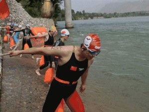 游泳起点跳水技巧（掌握跳水的关键要点，享受水中的自由）