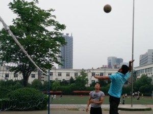 掌握排球手臂接球的技巧（臂力、观察和反应是关键）