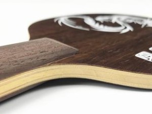 亚萨卡乒乓球底板的奥秘（揭开亚萨卡底板的独特设计和材料选择）