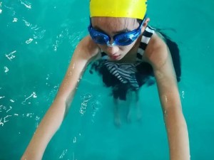 如何教儿童女孩游泳憋气（从初学者到游泳高手，让孩子学会正确的憋气技巧）