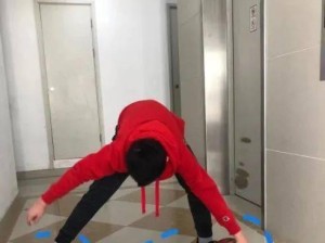 以排球对墙传球动作要领（提高传球准确性的技巧与训练方法）