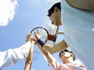 以打篮球防守一直举手的重要性（全程举手，攻无不克）