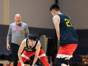 掌握篮球训练中的进攻防守方法（提高篮球技术水平，全面发展身体素质）