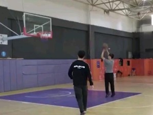 打篮球被防守人用手拍脸，我该如何应对？（防守技巧、心理调整与战术应对策略）