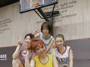 女孩子也能成为防守高手！（掌握关键技巧，让你在篮球场上防守如鱼得水）