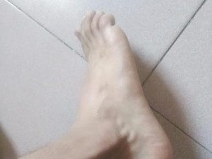 打篮球中的踩踏犯规探究（防守方的脚步违规行为与规则解读）