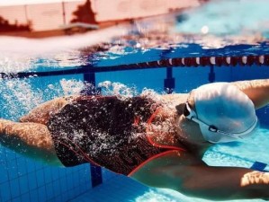 游泳翻身蹬壁技巧解析（掌握正确的动作和技巧，轻松完成游泳翻身蹬壁）