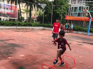 篮球防守技巧之滑步转步教学（提高篮球防守能力的必备技巧）
