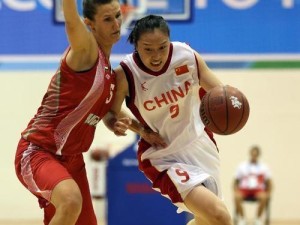 女生学篮球防守的技巧与策略（提高女生篮球防守水平的方法与建议）