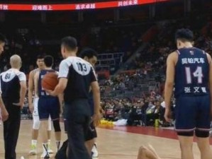 篮球防守策略（如何防止防守队员靠太近而受到肘击伤害）