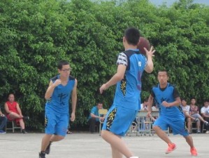 青少年滑步教学篮球防守的关键要点（打造坚实防守基础，提升青少年篮球水平）