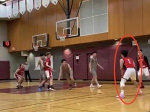 女生打篮球防守用手犯规吗？（探讨女生在篮球比赛中的防守技巧与犯规问题）