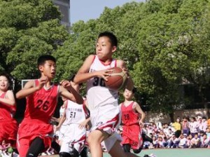 篮球防守技巧之三步上篮（如何有效防守对手的三步上篮）