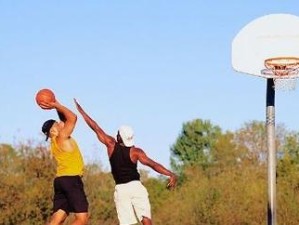 篮球半场无球防守规则解析（掌握篮球半场无球防守的关键技巧）