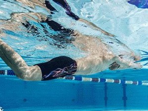 游泳训练方法与技巧大全（掌握游泳，畅享水中乐趣）