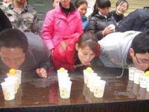 投乒乓球进杯子的技巧（掌握高效准确的投球技巧，让乒乓球精准命中杯子！）