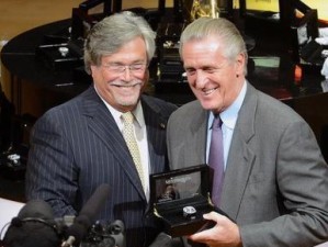 2015年NBA球队老板身价排行榜（财富榜揭秘NBA球队老板们的巨额财富）