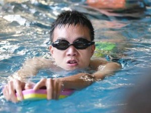 如何教小朋友游泳潜水闭气技巧（培养小朋友的水中适应能力，让他们尽情探索水下世界）