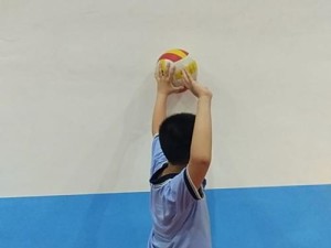 掌握排球接拦回球的技术要领（提高排球接拦回球的技术水平，成为精准防守的关键）