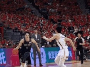 篮球卡位接球防守人捅球犯规解析（犯规规则、技巧应用与比赛场景）