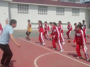 以气排球背垫球的动作要领——技巧与训练指南（提升背垫球技术的关键点与训练方法）