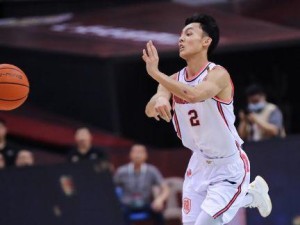 小女孩搞笑防守动作引爆全场笑声（可爱小球员用“奇招”防守，笑翻全场观众）