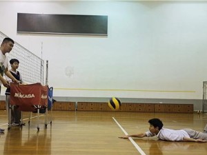 掌握排球外场救球的关键要领（技巧、姿势和训练，成为外场救球高手）