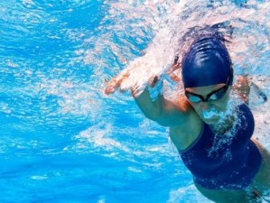 游泳小技巧（四个简单动作教你成为出色的游泳者）