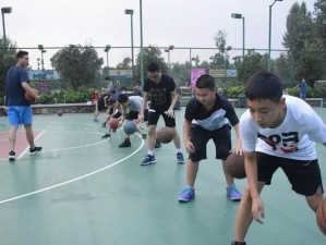 篮球运球带动防守瞬间变向的技巧与战术（以变向掌控比赛节奏，让防守者无从应对）