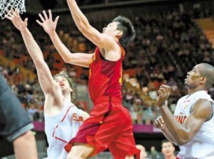 篮球防守中如何避免起跳受伤（掌握关键技巧，远离伤痛）