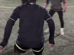 足球过人实用技巧-女生也能拥有灵动脚法！（以梦幻脚步，舞动足坛荣光！）