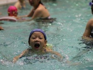 如何教小孩子学游泳技巧（让孩子爱上水中世界的秘诀）