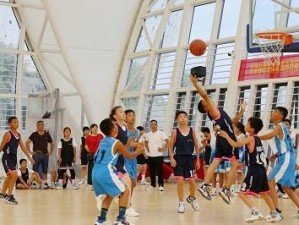 如何有效防守小学生篮球比赛——全方位策略揭秘（小学生篮球比赛防守技巧及注意事项）