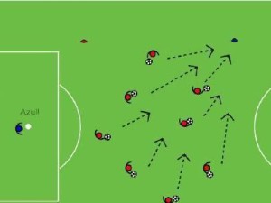 用足球抬头观察技巧提升比赛水平（掌握关键技巧，提高球场视野）