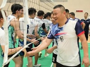 优化排球侧面下手开球技巧的关键要领（掌握排球侧面下手开球的正确动作姿势和技巧）