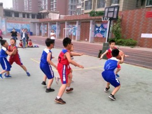 U12篮球比赛中的联防策略（如何以小篮球U12防守实施联防）