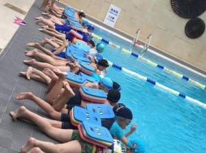 游泳学漂浮技巧——轻松掌握水中的平衡之道（男生也能游得像鱼一样自如！）