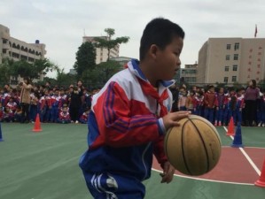 三年级学生篮球防守技巧与训练（掌握基本动作，提高篮球防守水平）