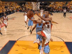 足球快攻反击过人技巧（掌握这些技巧，让你在足球场上如虎添翼）