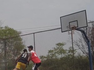 运用背后运球技巧突破防守的篮球技巧（突破关键）